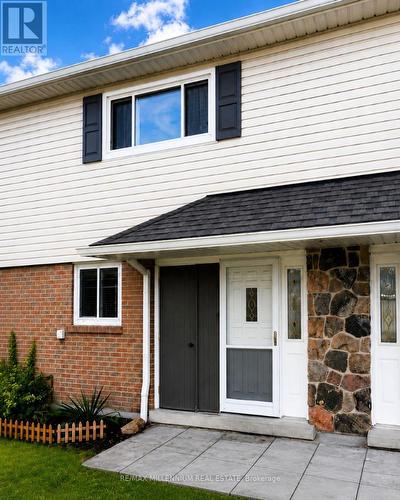 52 VILLAGE COURT  Brampton, ON L6W 1A6