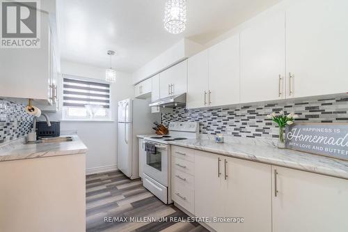 52 Village Court, Brampton, ON - Indoor Photo Showing Kitchen