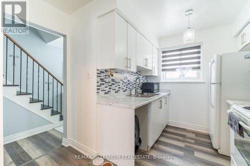 52 Village Court, Brampton, ON - Indoor Photo Showing Kitchen