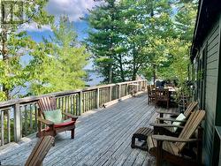 Expansive decking for lounging & dining - 