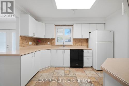 2065 Westfield Drive, Mississauga, ON - Indoor Photo Showing Kitchen