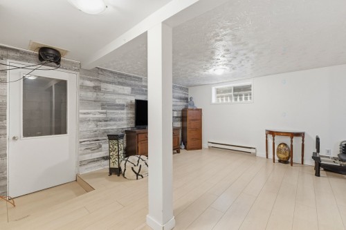 Family Room - 16 Rue André, Montpellier, QC - Indoor