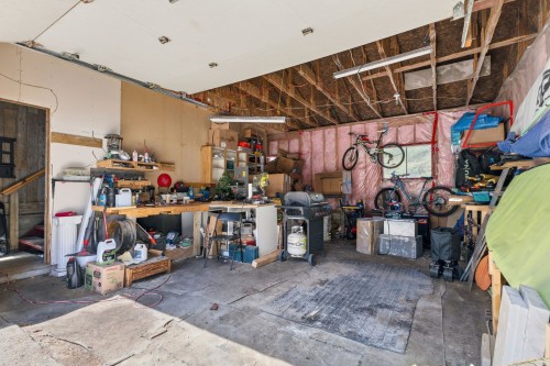 Garage - 16 Rue André, Montpellier, QC - Indoor Photo Showing Garage