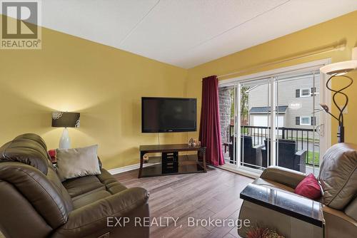 102 - 222 First Street E, Cornwall, ON - Indoor Photo Showing Living Room