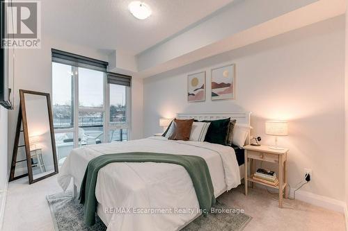 123 - 16 Concord Place, Grimsby (Grimsby Beach), ON - Indoor Photo Showing Bedroom