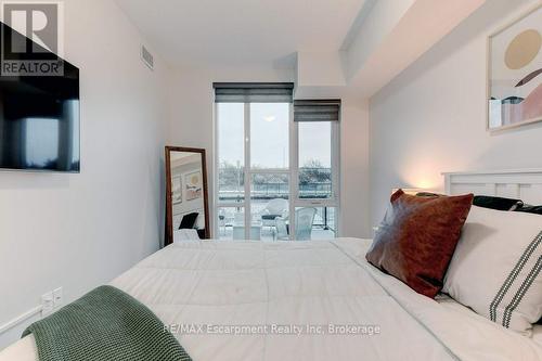 123 - 16 Concord Place, Grimsby (Grimsby Beach), ON - Indoor Photo Showing Bedroom
