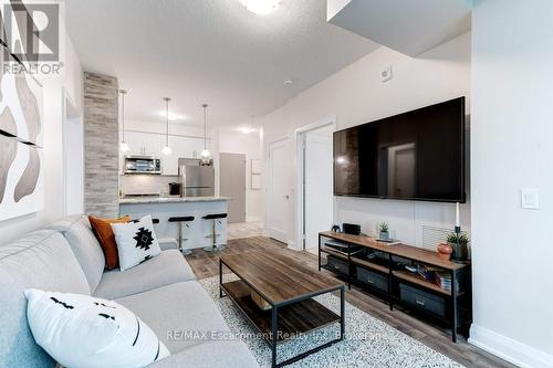 123 - 16 Concord Place, Grimsby (Grimsby Beach), ON - Indoor Photo Showing Living Room