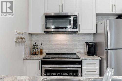 123 - 16 Concord Place, Grimsby (Grimsby Beach), ON - Indoor Photo Showing Kitchen With Upgraded Kitchen