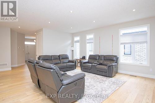 3291 Regiment Road, London South (South V), ON - Indoor Photo Showing Living Room