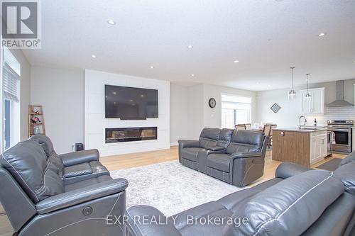 3291 Regiment Road, London South (South V), ON - Indoor Photo Showing Living Room With Fireplace
