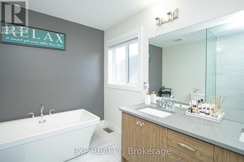 3291 Regiment Road, London South (South V), ON - Indoor Photo Showing Bathroom