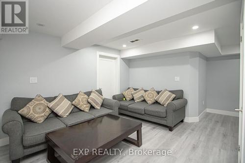 3291 Regiment Road, London South (South V), ON - Indoor Photo Showing Living Room