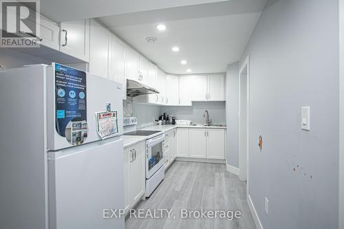 3291 Regiment Road, London South (South V), ON - Indoor Photo Showing Kitchen