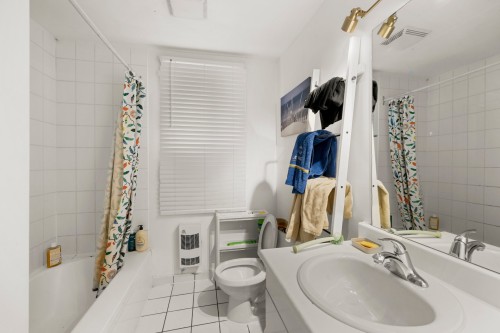 Bathroom - 5994 Rue Dolbeau, Montréal (Côte-Des-Neiges/Notre-Dame-De-Grâce), QC - Indoor Photo Showing Bathroom