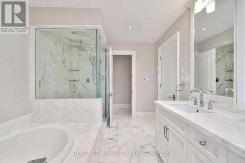 130 Elmwood Avenue, Richmond Hill, ON - Indoor Photo Showing Bathroom