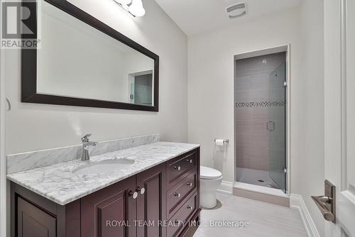 130 Elmwood Avenue, Richmond Hill, ON - Indoor Photo Showing Bathroom