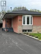 92 TAYSHAM CRESCENT  Toronto, ON M9V 1X3