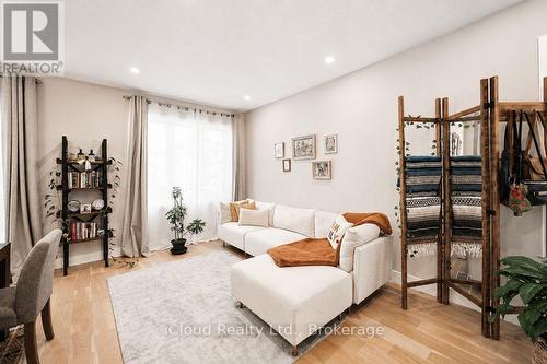40 - 745 Chelton Road, London South, ON - Indoor Photo Showing Living Room