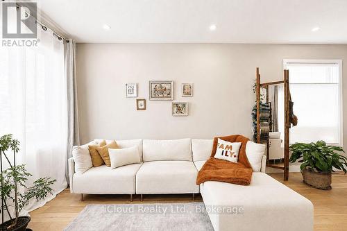 40 - 745 Chelton Road, London South, ON - Indoor Photo Showing Living Room