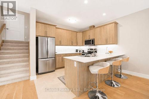 40 - 745 Chelton Road, London South, ON - Indoor Photo Showing Kitchen With Upgraded Kitchen
