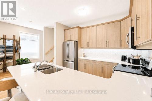 40 - 745 Chelton Road, London South, ON - Indoor Photo Showing Kitchen With Double Sink