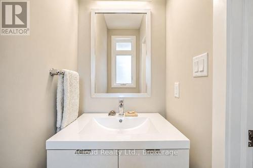 40 - 745 Chelton Road, London South, ON - Indoor Photo Showing Bathroom