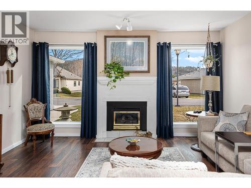 615 Glenmeadows Road Unit# 49, Kelowna, BC - Indoor Photo Showing Living Room With Fireplace