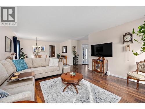 615 Glenmeadows Road Unit# 49, Kelowna, BC - Indoor Photo Showing Living Room
