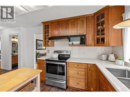 615 Glenmeadows Road Unit# 49, Kelowna, BC - Indoor Photo Showing Kitchen With Double Sink