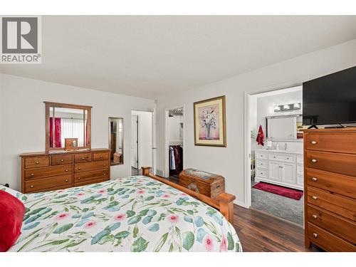 615 Glenmeadows Road Unit# 49, Kelowna, BC - Indoor Photo Showing Bedroom