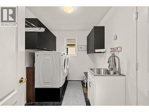 615 Glenmeadows Road Unit# 49, Kelowna, BC - Indoor Photo Showing Laundry Room
