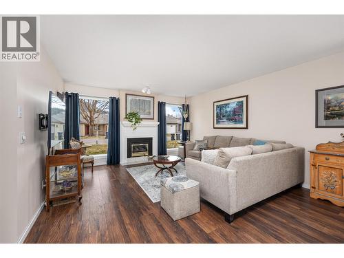 615 Glenmeadows Road Unit# 49, Kelowna, BC - Indoor Photo Showing Living Room With Fireplace