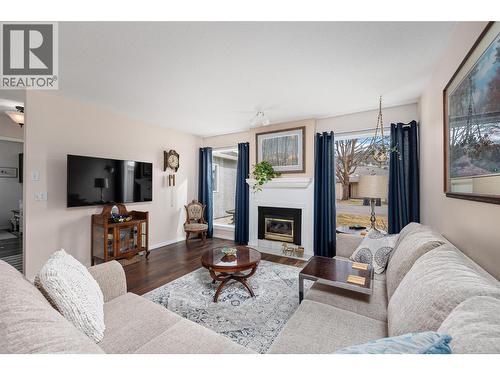 615 Glenmeadows Road Unit# 49, Kelowna, BC - Indoor Photo Showing Living Room With Fireplace