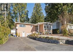922 CANYON BOULEVARD  North Vancouver, BC V7R 2J8