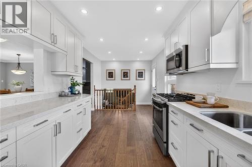2471 Malcolm Crescent, Burlington, ON - Indoor Photo Showing Kitchen With Upgraded Kitchen