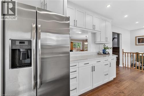 2471 Malcolm Crescent, Burlington, ON - Indoor Photo Showing Kitchen With Upgraded Kitchen