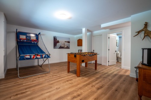 Salle de jeux - 232 Ch. Du Pavillon-Kanata, Amherst, QC - Indoor Photo Showing Other Room