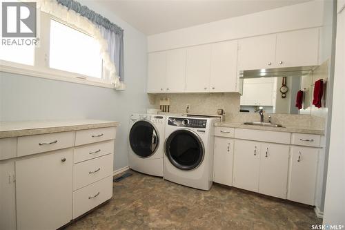 435 3Rd Avenue E, Shaunavon, SK - Indoor Photo Showing Laundry Room