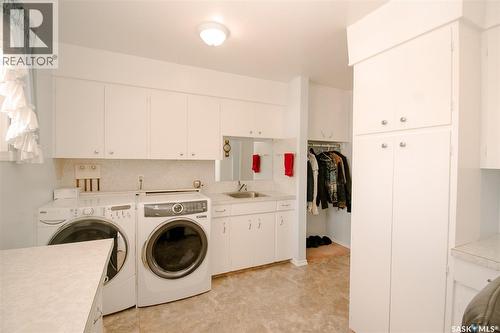435 3Rd Avenue E, Shaunavon, SK - Indoor Photo Showing Laundry Room