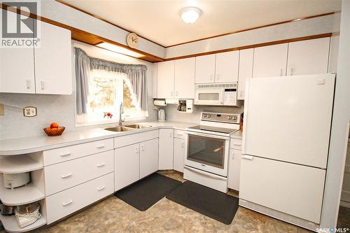 435 3Rd Avenue E, Shaunavon, SK - Indoor Photo Showing Kitchen With Double Sink
