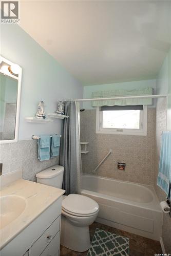 435 3Rd Avenue E, Shaunavon, SK - Indoor Photo Showing Bathroom