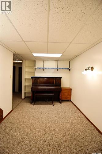 435 3Rd Avenue E, Shaunavon, SK - Indoor Photo Showing Garage
