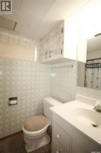 435 3Rd Avenue E, Shaunavon, SK - Indoor Photo Showing Bathroom