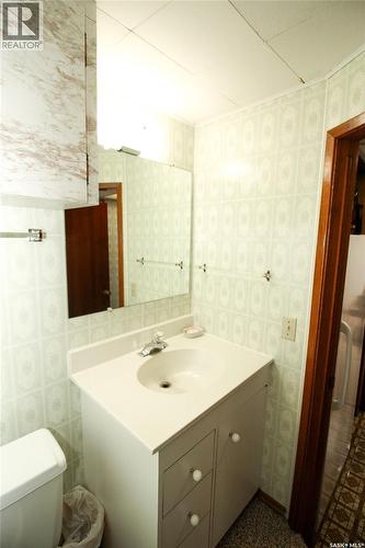 435 3Rd Avenue E, Shaunavon, SK - Indoor Photo Showing Bathroom