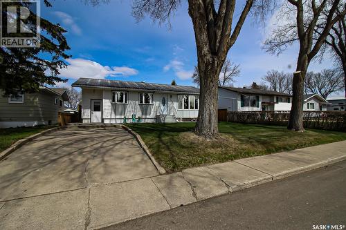 435 3Rd Avenue E, Shaunavon, SK - Outdoor With Deck Patio Veranda