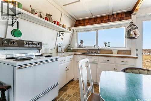 100 Tower Road, Buena Vista, SK - Indoor Photo Showing Kitchen