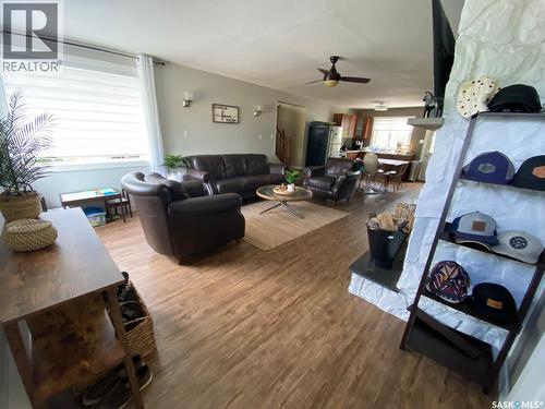 610 Aurora Street, Saskatchewan Beach, SK - Indoor Photo Showing Living Room