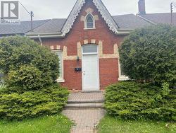 231 CLINTON STREET Toronto, ON M6G 2Y4