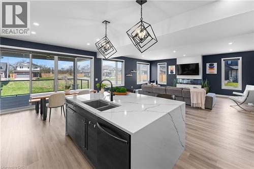 7365 Jonathan Drive, Niagara Falls, ON - Indoor Photo Showing Kitchen With Double Sink
