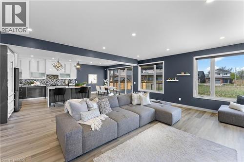 7365 Jonathan Drive, Niagara Falls, ON - Indoor Photo Showing Living Room